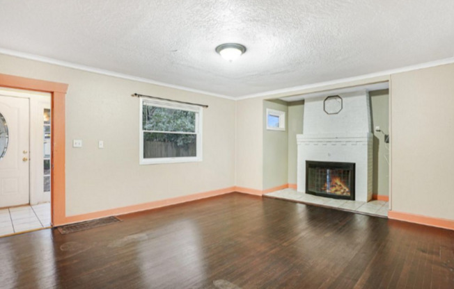 Updated 3br/2ba home with bonus room and fenced back yard in NE Sumner Neighborhood