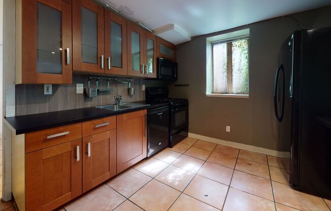 3 beds, 1 bath, $2,300, Unit Unit #6