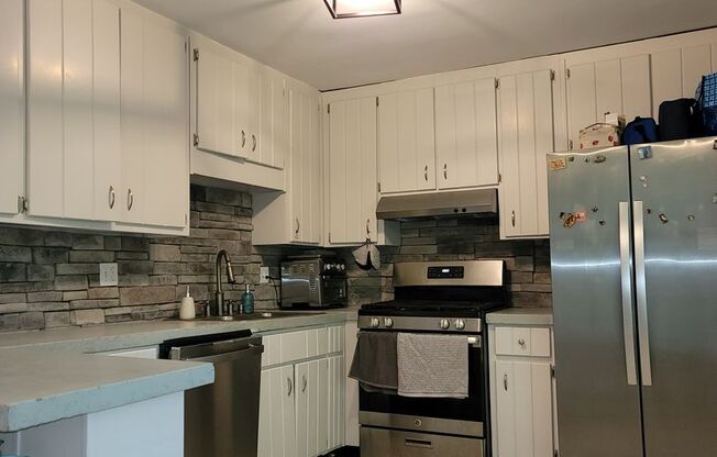 4 Bed/2 Bath w/ Huge Basement Minutes from Kennesaw State University!!