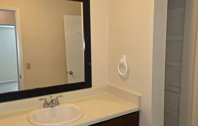 2 beds, 1 bath, $1,250, Unit Apt 25