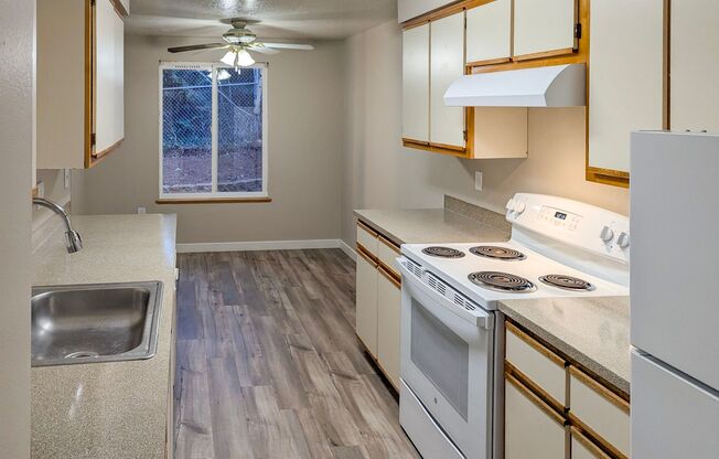 South Salem Apartment Complex With Washer/Dryer Hookups! ~ Silverwood