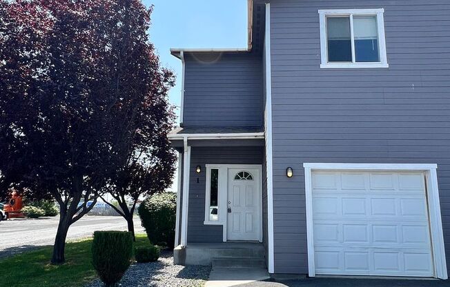 Pet Friendly 3 bedroom Townhouse!