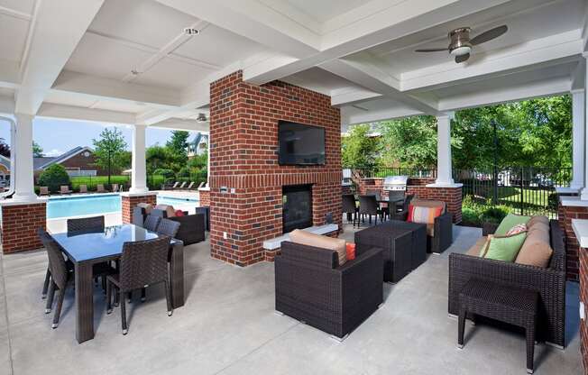 Summerhouse with Fireplace, TV, and Grills