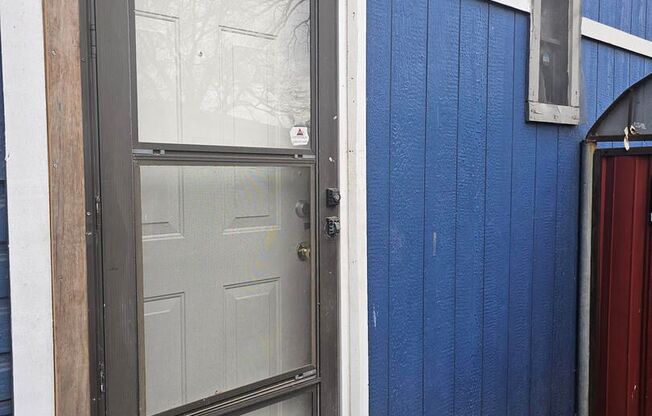 STUDIO APARTMENT NEAR DOWNTOWN!