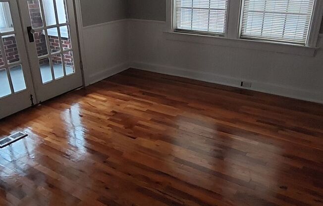 Beautiful 1B1B near Loose Park!!! Available NOW!!!