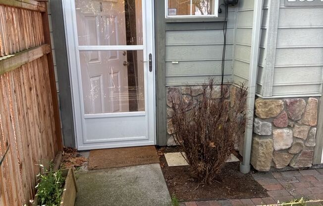 3 Bed 3.5 Bath Stunning Northwest Style Townhome!!
