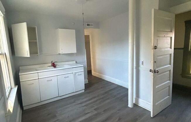 2 beds, 1 bath, $950, Unit Up