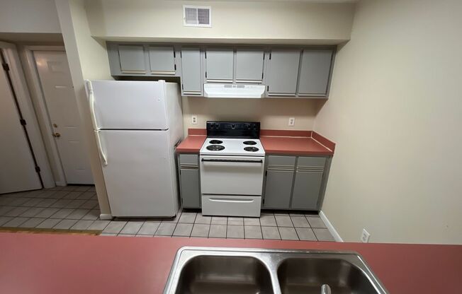 1 bed, 1 bath, $1,050, Unit b04