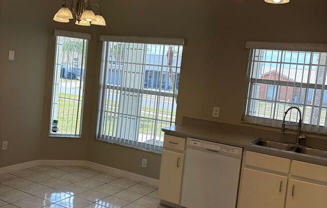 Orlando - Beautiful 3 Bedroom 2 Bathroom Home with Waterview!