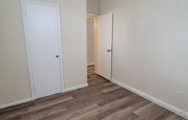 3 beds, 1 bath, $1,795, Unit 25-01