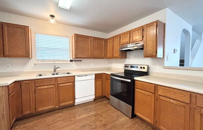 Beautiful home in the desirable Gardens at Woodlake community!