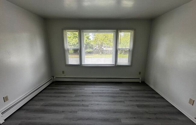 2 beds, 1 bath, $950, Unit 3