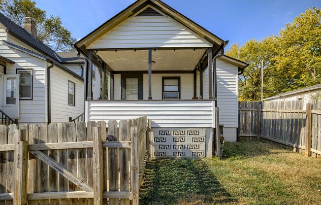 Cozy 2 Bedroom With Fenced Yard & Parking, Minutes from Old Market!!