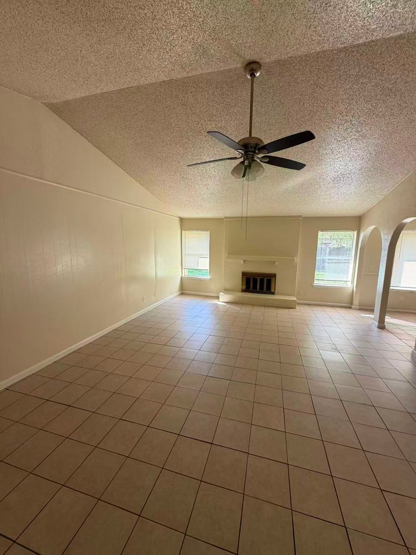 Beautiful 4 Bedroom 2 Bathroom in Carrollton!