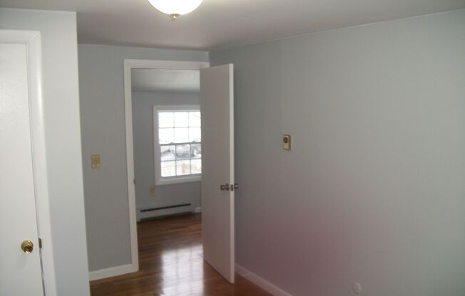 2 beds, 1 bath, $1,300, Unit 21 Homecrest Ave