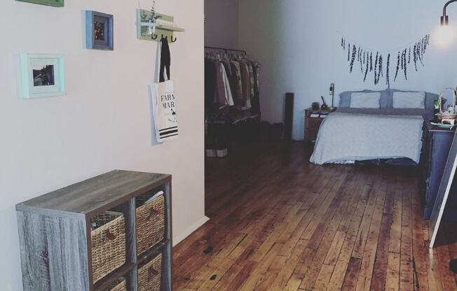 1 bed, 1 bath, 812 sqft, $1,400, Unit 211