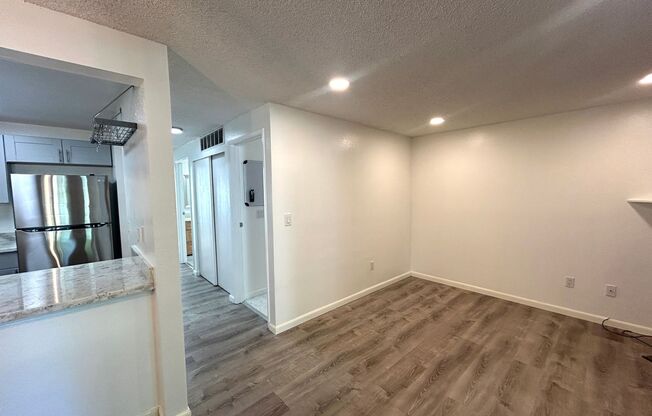 One Bedroom Condo ~ Easy 405 Access ~ Walk to Totem Lake Village