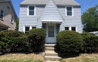 Introducing a charming 3-bedroom, 1-bathroom home located in the heart of Toledo, OH.