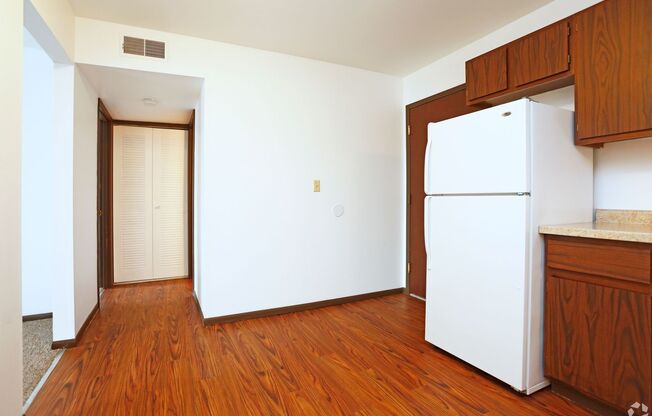1 bed, 1 bath, 700 sqft, $725, Unit 801 West Crestwood Drive Apt 302