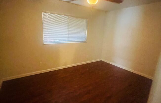 2 beds, 1 bath, 900 sqft, $1,295