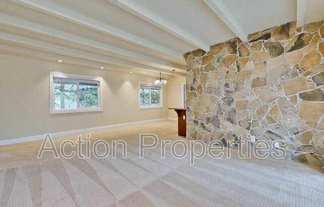 649 HOLLINGSWORTH DR