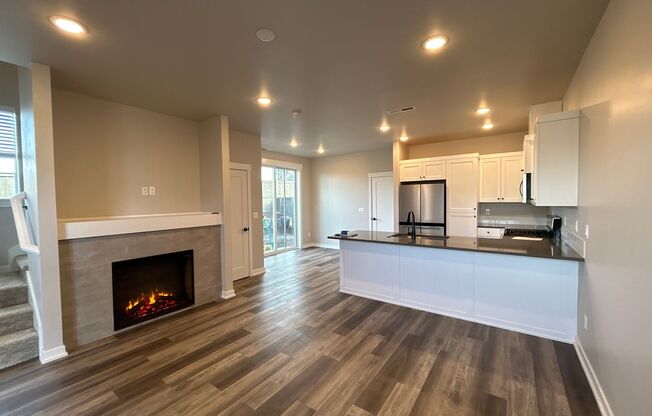 3 beds, 2.5 baths, 1,450 sqft, $2,395, Unit SFR 920 - 61616