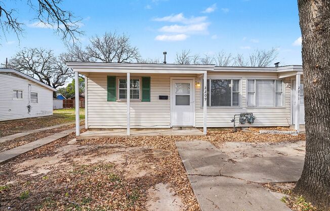 HOUSING VOUCHERS ACCEPTED! Welcome to 2209 Barbell Lane in Fort Worth!