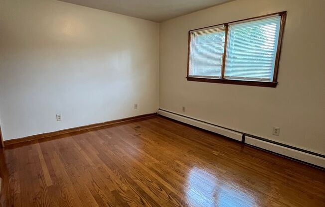 2 beds, 1 bath, 903 sqft, $1,250, Unit B-5