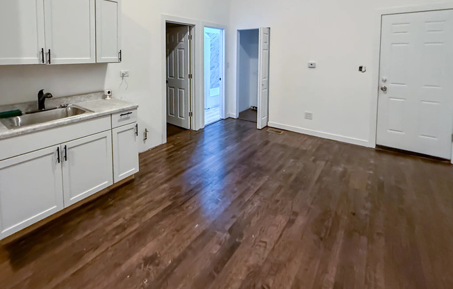 8714 S COMMERCIAL AVE