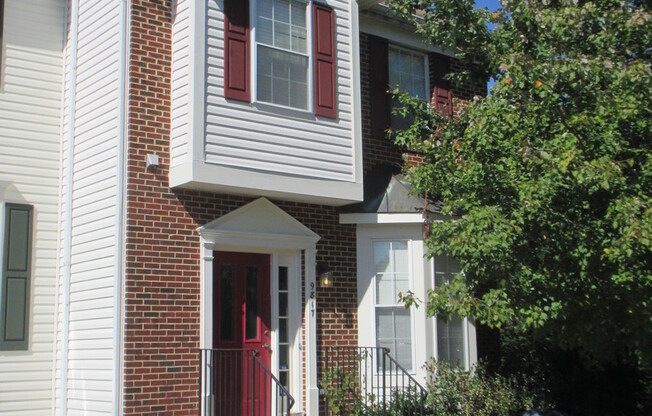 Amazing 3BR/2 Full & 2 Half BA End-of-Row Townhouse in Clinton! Close to Andrews AF Base!