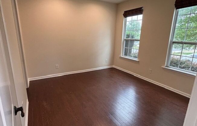Grand 5 Bed/ 4 Bath Home - Waterlynn Subdivision - Chef's Kitchen - Sunroom - Covered Back Deck - Community Pool