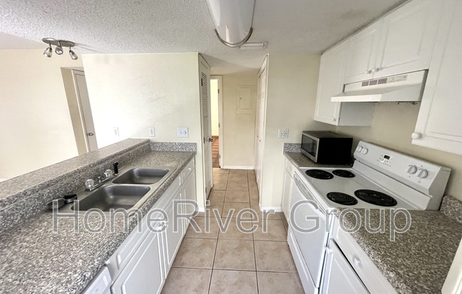 8517 LINCOLN CV DR
