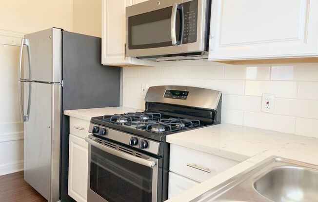 Studio, 1 bath, 400 sqft, $1,545, Unit 208