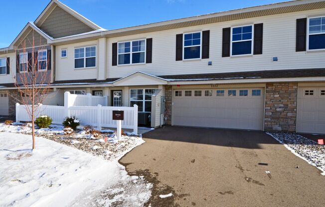 Immaculate 3 BD / 3 BA townhome in Lino Lakes!
