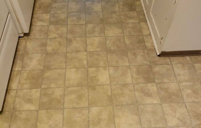 2 beds, 1 bath, $810, Unit O