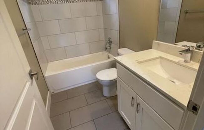 2 beds, 1 bath, $2,595, Unit UNIT A