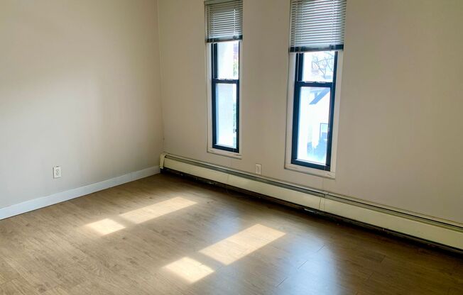 2 beds, 1 bath, $1,300, Unit 301