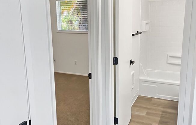 2 beds, 1 bath, 890 sqft, $1,655, Unit 24