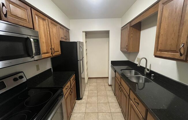 2 beds, 1 bath, 965 sqft, $1,695, Unit 7717CE