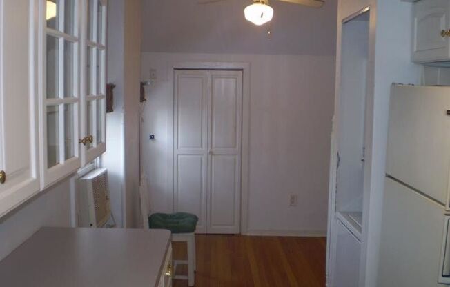 3 beds, 1 bath, $3,500, Unit Unit 2