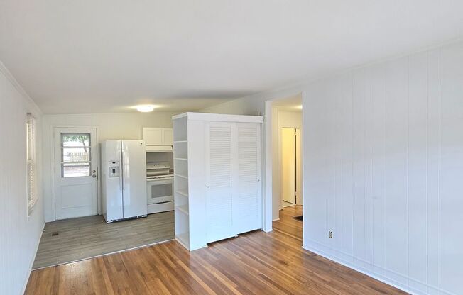 SUNSET PARK - Adorable cottage style home close to downtown! MOVE IN SPECIAL! SAVE $500 on first months rent!