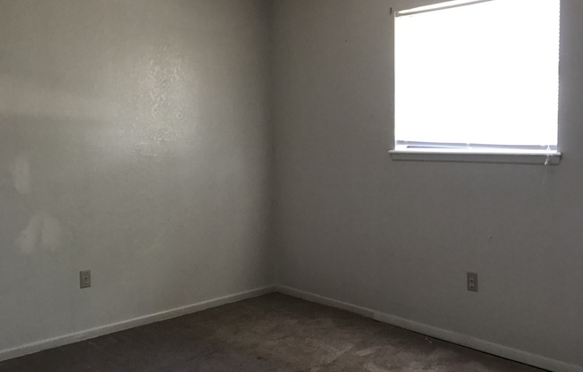 3 beds, 1 bath, $1,100