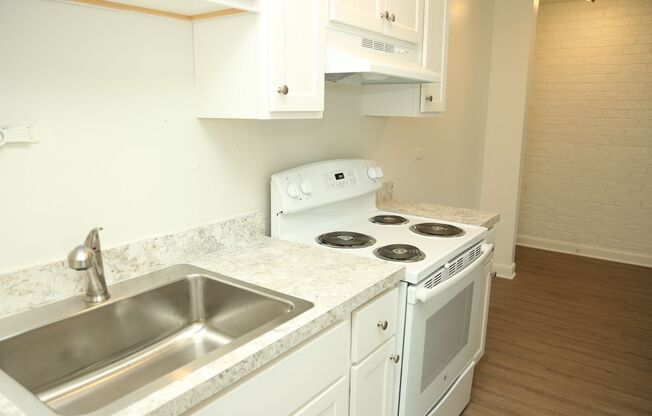 2 beds, 1 bath, $1,400, Unit Apt #03