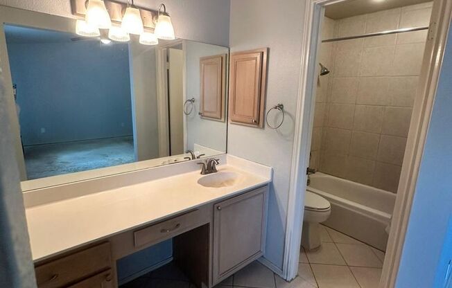 3 BD/2.5 BA AVAILABLE IN GATED COMMUNITY IN THE HEART OF MEDICAL CENTER!