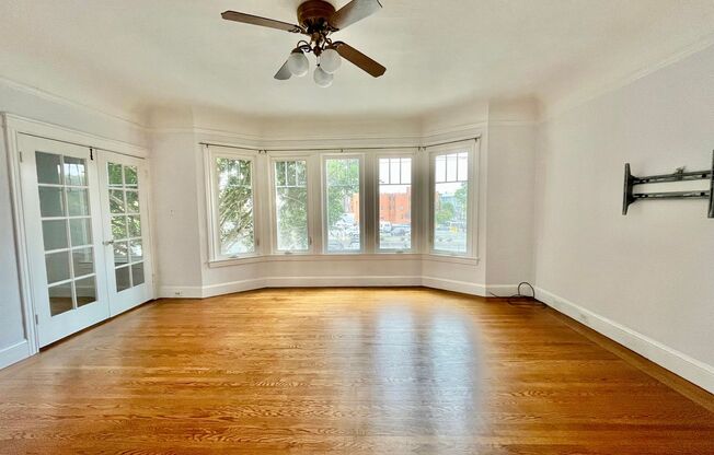 Charming 1 Bedroom Flat with a separate office in Boutique 4 unit Building
