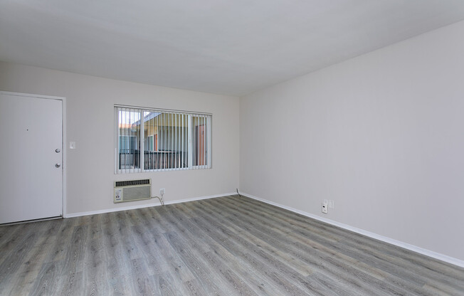 Studio, 1 bath, 444 sqft, $1,550, Unit 28