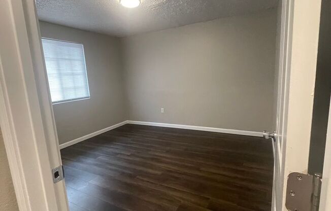 2 beds, 1 bath, 945 sqft, $1,575, Unit 033