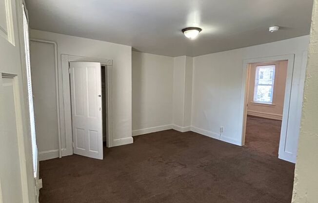 2 beds, 1 bath, $1,195, Unit 314 S Queen Apt 2