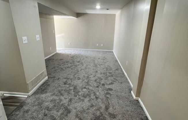 2 beds, 1 bath, $900, Unit 8