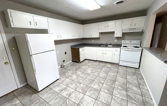 2 beds, 1 bath, 905 sqft, $1,150, Unit 112